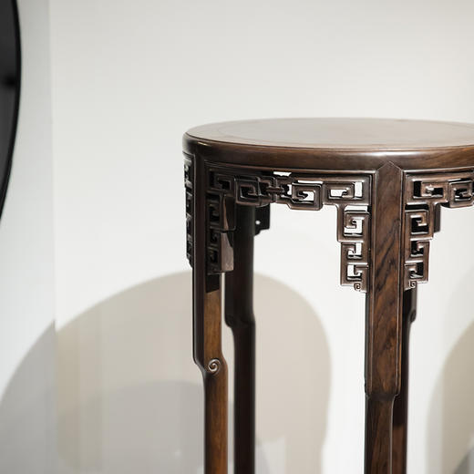 清代 红木回纹打洼五足圆花几（一对） 商品图2