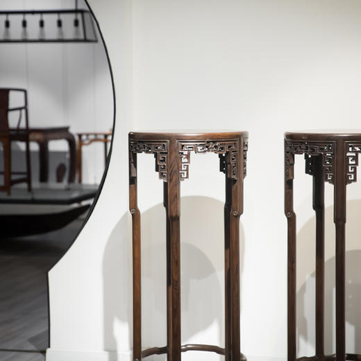 清代 红木回纹打洼五足圆花几（一对） 商品图1