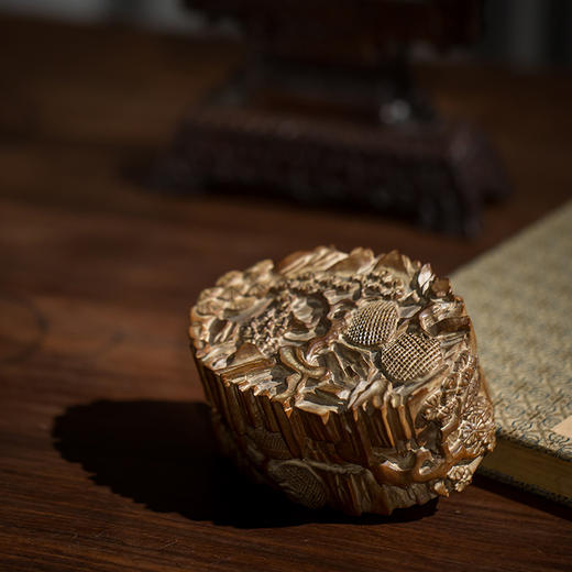 清代 老山檀香松树纹印泥盒 商品图1