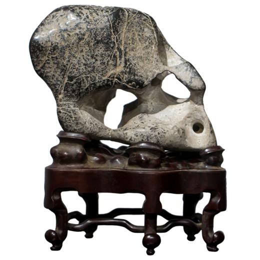 清嘉庆 太湖石文房案头赏石（红木座） 商品图5