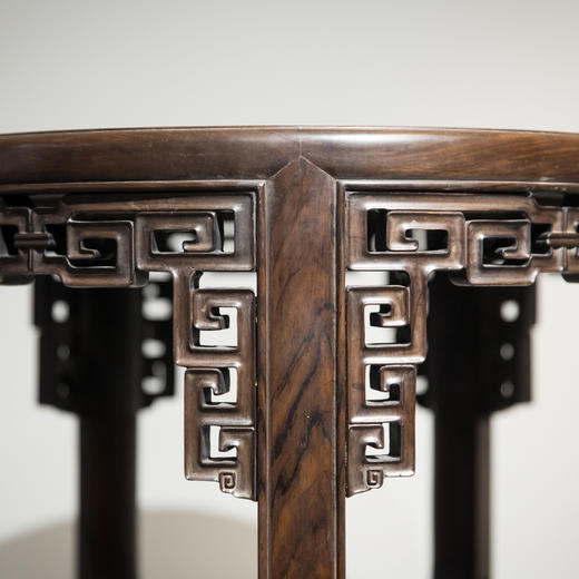 清代 红木回纹打洼五足圆花几（一对） 商品图3