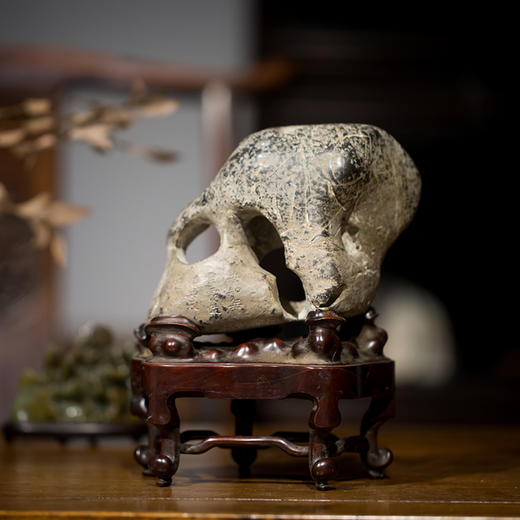 清嘉庆 太湖石文房案头赏石（红木座） 商品图1