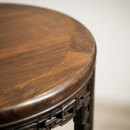 清代 红木回纹打洼五足圆花几（一对） 商品图4