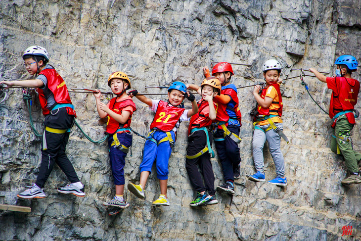 【清明假期】飞檐走壁丨飞拉达攀岩,小勇士的高空挑战!