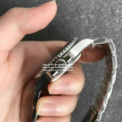 🆕N厂新品 黑水鬼绿水鬼V12版本SUB版的，主要升级机芯摆轮，跟表壳内结构细节，还有外观表带表壳拉砂打磨。V12版本只有新3135机芯。现货出售。 商品图6