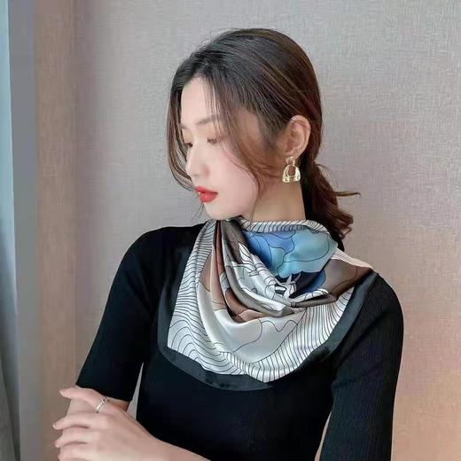 【内购不退换】【魔法丝巾】【一抹色彩 点亮整身搭配】【现货】臣禾【经典实用款】方巾好用又好看仿真丝锻面【多场合搭配用途】S211270330 商品图3