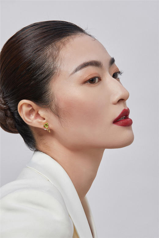 Pearl moments 橄榄石珍珠耳夹 商品图3