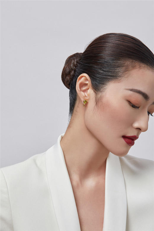 Pearl moments 橄榄石珍珠耳夹 商品图2