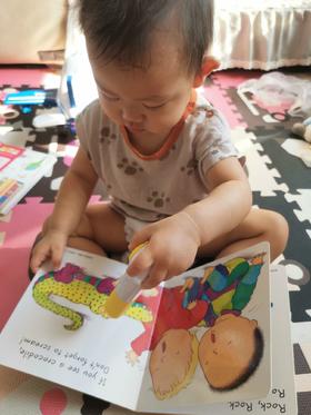 《哆来咪》一边玩一边听一边培养语感，还能纠正妈妈的发音，还有翻译，简直不能更好了