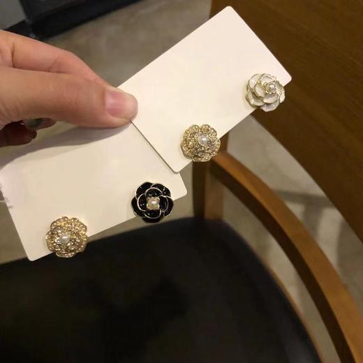 香奶奶经典山茶花 不对称耳钉 商品图2