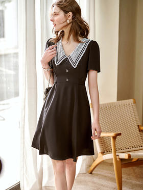 欧芮儿赫本风法式连衣裙2021春夏新款蕾丝方领复古收腰雪纺小黑裙