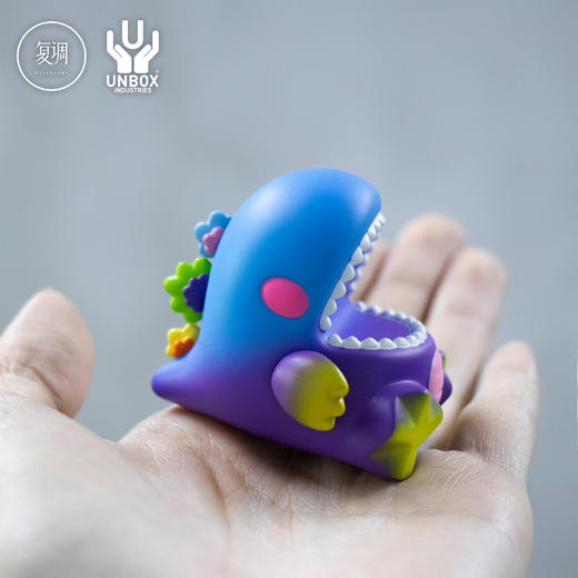 现货 Unbox 彩虹小恐龙 搪胶 潮玩 摆件 玩具 商品图1