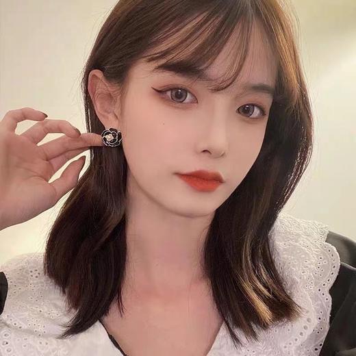 香奶奶经典山茶花 不对称耳钉 商品图3