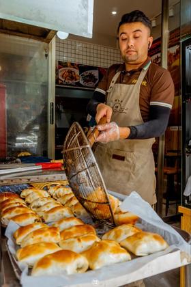  全网吹的「鸡腿烤包子」，看准时间再去 