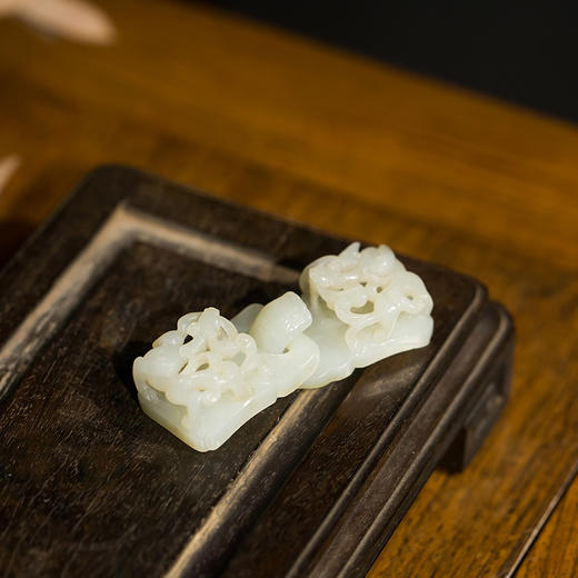 明代 玉雕螭虎灵芝带钩 商品图0