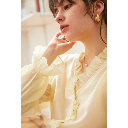 M4臣禾 复古荷叶领法式优雅衬衫(薄纱材质微透)S211051022（现货） 商品图1