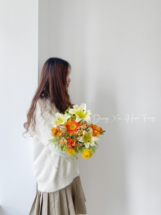 【气象站台】黄天霸百合3朵 橙色非洲菊1 橙色香雪兰3 橙色水仙百合2 橙色洋牡丹2 送黄莺草3（往后余生设计） 商品图5