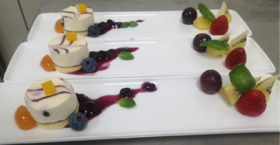 蓝莓慕斯蛋糕配水果