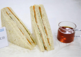 南瓜鹰嘴豆泥三明治