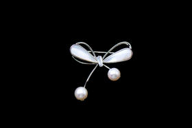 珍珠胸针