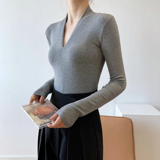 【穿出天鹅颈】小心机V领可外穿打底衫 柔软修身 3色可选 商品图1