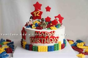 乐高积木蛋糕（除人偶外，其余装饰部分均可食用。积木为巧克力制品，星星为翻糖制品）
