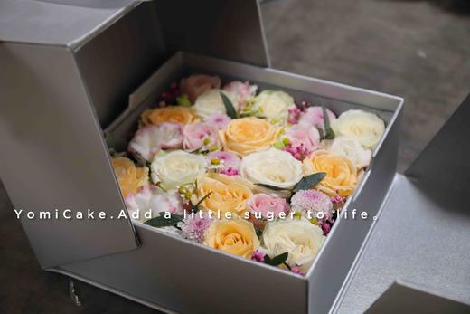 鲜花惊喜礼盒（打开盒子先呈现蛋糕，蛋糕底部为鲜花层。盒子可选粉色或灰色，蛋糕可更换图样。） 商品图0