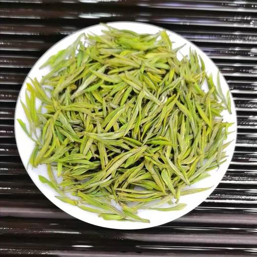 【安吉白茶 50g明前饱满嫩芽】形似凤羽，芽壮饱满匀整 入口鲜醇回甘 无苦味无涩味 汤色鹅黄 叶底“芽壮叶肥” 商品图1