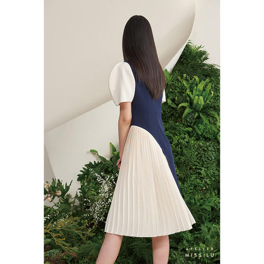 【玛丽假期】不规则藏青米白撞色泡泡袖褶皱连衣裙/0000651A 商品图3