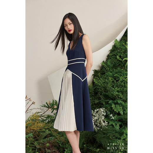 【海岛野梨树】藏青米白撞色线条V领褶皱连衣裙/0000679A 商品图1