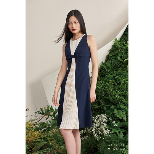 【巴黎野蔷薇】藏青米白撞色流畅V字设计褶皱连衣裙/0000697A 商品图3