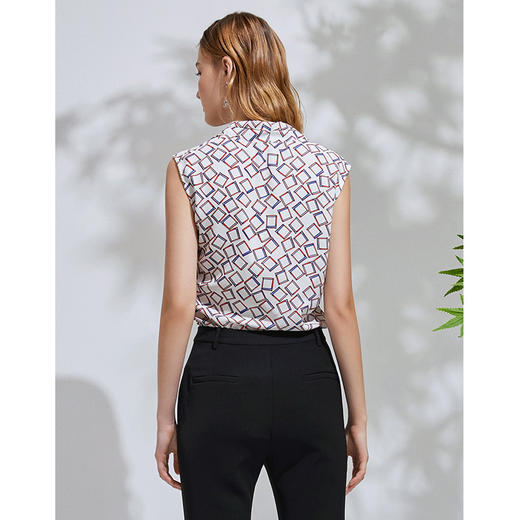 EITIE爱特爱春季新款洋气复古V领一片式包肩袖印花显瘦短上衣 商品图4