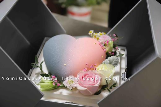鲜花惊喜礼盒（打开盒子先呈现蛋糕，蛋糕底部为鲜花层。盒子可选粉色或灰色，蛋糕可更换图样。） 商品图1