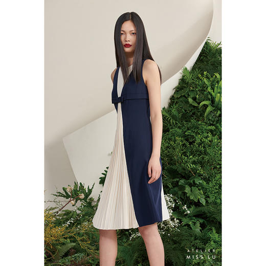 【巴黎野蔷薇】藏青米白撞色流畅V字设计褶皱连衣裙/0000697A 商品图1