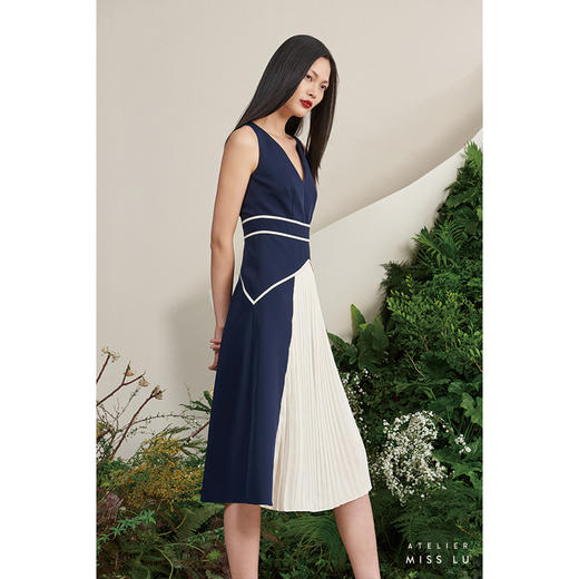 【海岛野梨树】藏青米白撞色线条V领褶皱连衣裙/0000679A 商品图2