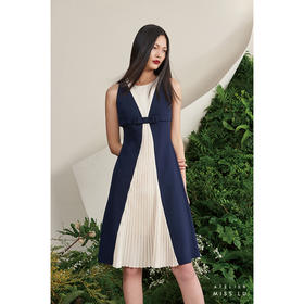 【巴黎野蔷薇】藏青米白撞色流畅V字设计褶皱连衣裙/0000697A