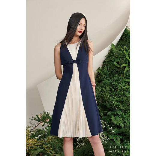 【巴黎野蔷薇】藏青米白撞色流畅V字设计褶皱连衣裙/0000697A 商品图0