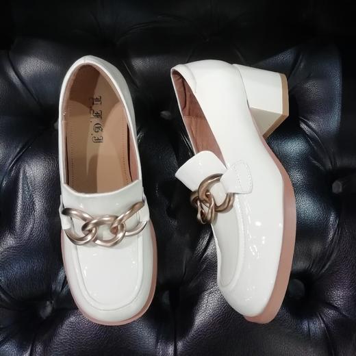 LFGJ 12701 春季新款英伦风复古时尚金属扣中粗跟女单鞋 商品图10