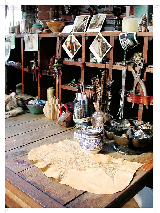 皮革服装设计 漂亮的皮革时装设计配以精美的插图，来说明制作不同类型皮革服装的过程，是一本适合学生和专业人士使用的好书 商品图3