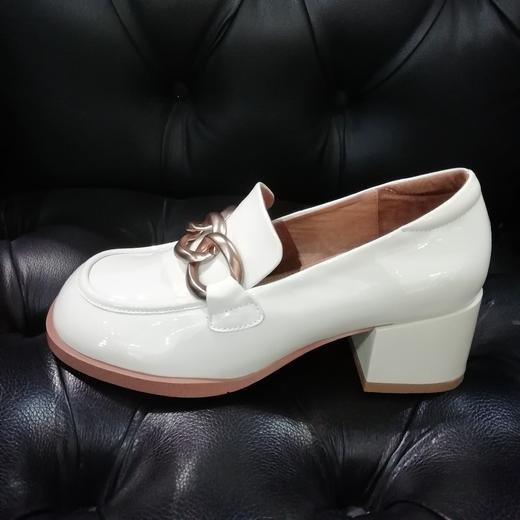 LFGJ 12701 春季新款英伦风复古时尚金属扣中粗跟女单鞋 商品图1