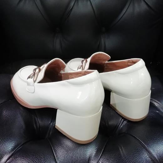 LFGJ 12701 春季新款英伦风复古时尚金属扣中粗跟女单鞋 商品图8