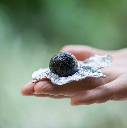 【真正九蒸九晒黑芝麻丸】九蒸九晒黑芝麻丸，每天4颗 滋养身心 ，纯手工制丸 无添加 滋补肾气，生发乌发 200g/罐，一罐21颗左右，一个月是6罐的量 商品图2