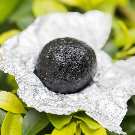 【真正九蒸九晒黑芝麻丸】九蒸九晒黑芝麻丸，每天4颗 滋养身心 ，纯手工制丸 无添加 滋补肾气，生发乌发 200g/罐，一罐21颗左右，一个月是6罐的量 商品图0