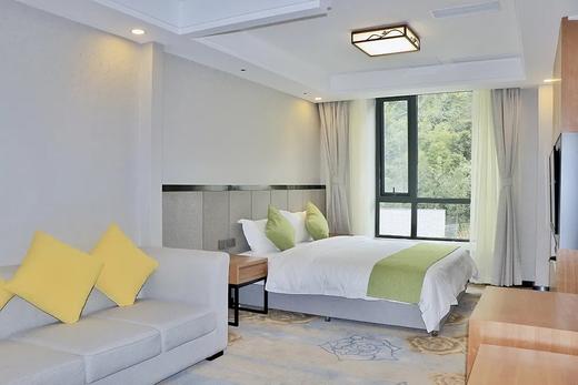 【崇州九龙沟赏樱花海🌸樱花温泉假日酒店】228元起！住+早+网红无限次樱花温泉···1.5h直达，徒步九龙沟山水间，春假清明遛娃宝藏地 商品图2