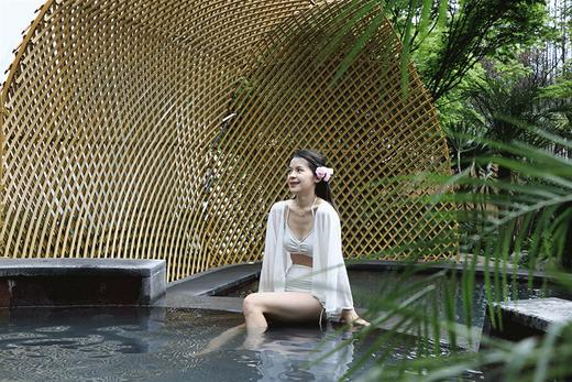 【崇州九龙沟赏樱花海🌸樱花温泉假日酒店】228元起！住+早+网红无限次樱花温泉···1.5h直达，徒步九龙沟山水间，春假清明遛娃宝藏地 商品图0