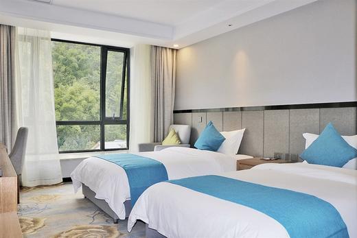 【崇州九龙沟赏樱花海🌸樱花温泉假日酒店】228元起！住+早+网红无限次樱花温泉···1.5h直达，徒步九龙沟山水间，春假清明遛娃宝藏地 商品图3