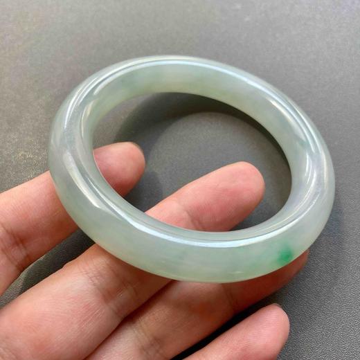 糯冰种化地飘阳绿翡翠圆条手镯54 商品图6