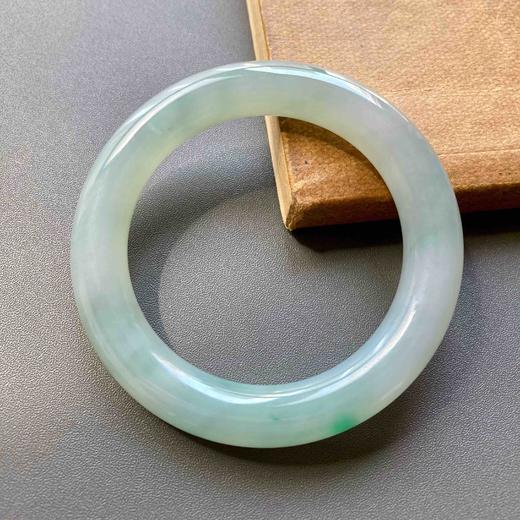 糯冰种化地飘阳绿翡翠圆条手镯54 商品图1