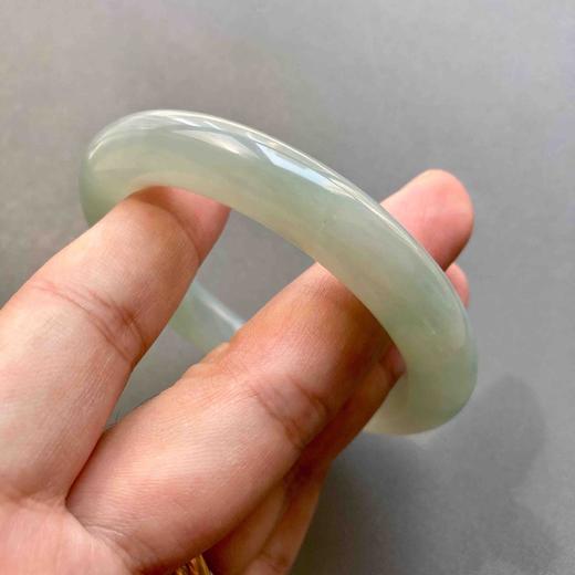 糯冰种化地飘阳绿翡翠圆条手镯54 商品图8