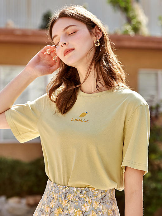 欧芮儿短袖T恤女2021春夏新款水果绣花圆领宽松落肩休闲针织上衣 商品图0